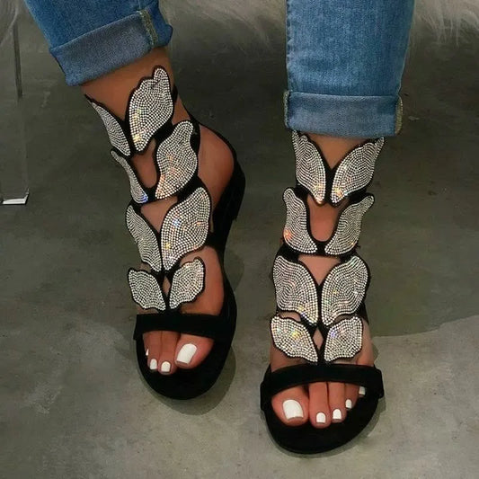 Letnia moda z płaskich sandałów damskich otwartych palców