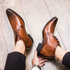 Zapatos puntiagudos de hombres cortos a mitad de la altura