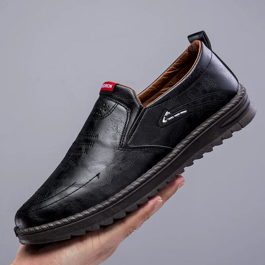 Nouvelles chaussures décontractées pour hommes Slip-on Sole Sole respirant chaussures de conduite plate peu profondes Chaussures en cuir masculin modes d'été pour hommes